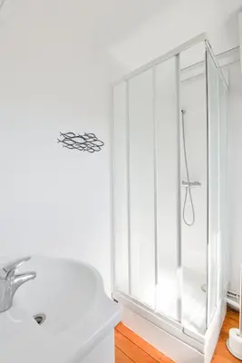 Salle de bains dans l'établissement Le Haut de la Roseraie - Studio avec vue mer