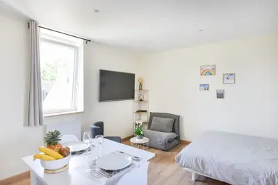 Télévision ou salle de divertissement dans l'établissement Le Haut de la Roseraie - Studio avec vue mer