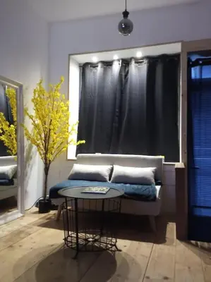 Coin salon dans l'établissement CHARMANT STUDIO à 2 pas de NAVAL GROUP au coeur d une rue commerçante