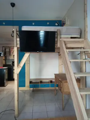 Télévision ou salle de divertissement dans l'établissement CHARMANT STUDIO à 2 pas de NAVAL GROUP au coeur d une rue commerçante