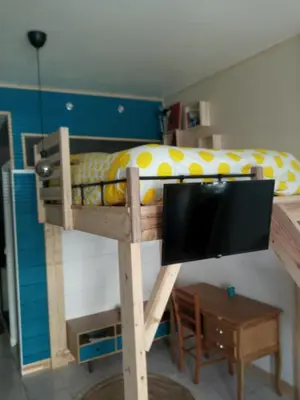 Un ou plusieurs lits dans un hébergement de l'établissement CHARMANT STUDIO à 2 pas de NAVAL GROUP au coeur d une rue commerçante