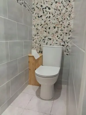 Salle de bains dans l'établissement CHARMANT STUDIO à 2 pas de NAVAL GROUP au coeur d une rue commerçante