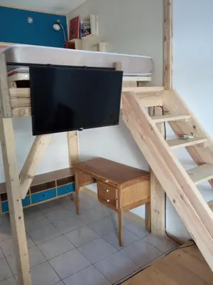 Télévision ou salle de divertissement dans l'établissement CHARMANT STUDIO à 2 pas de NAVAL GROUP au coeur d une rue commerçante