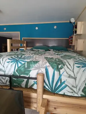 Un ou plusieurs lits dans un hébergement de l'établissement CHARMANT STUDIO à 2 pas de NAVAL GROUP au coeur d une rue commerçante
