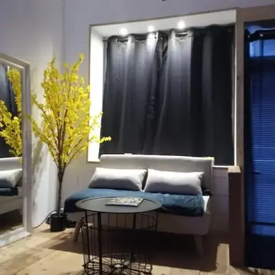 CHARMANT STUDIO à 2 pas de NAVAL GROUP au coeur d une rue commerçante