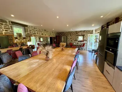 Cuisine ou kitchenette dans l'établissement La Clef Decamp Moulin du Gast 35pers jacuzzi sauna billard baby