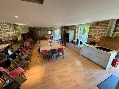 Coin salon dans l'établissement La Clef Decamp Moulin du Gast 35pers jacuzzi sauna billard baby