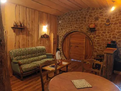 Coin salon dans l'établissement Hobbit Mont Saint Michel Castel Brandy
