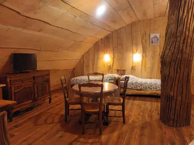 Télévision ou salle de divertissement dans l'établissement Hobbit Mont Saint Michel Castel Brandy