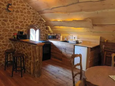 Cuisine ou kitchenette dans l'établissement Hobbit Mont Saint Michel Castel Brandy