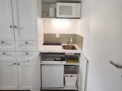 Cuisine ou kitchenette dans l'établissement Suite parentale indépendante en ville - chez l'habitant