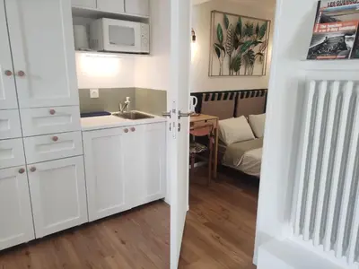 Cuisine ou kitchenette dans l'établissement Suite parentale indépendante en ville - chez l'habitant