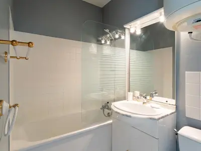 Salle de bains dans l'établissement Apartment Le Sporting-16 by Interhome
