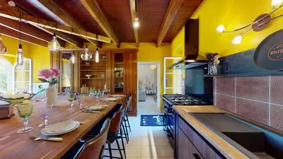 Cuisine ou kitchenette dans l'établissement La Clef Decamp Poignière 17 pers jacuzzi, baby-foot, 30 min mer