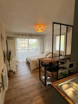 Un ou plusieurs lits dans un hébergement de l'établissement Appart cosy, balcon, parking