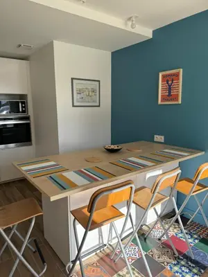 Cuisine ou kitchenette dans l'établissement Appartement Granville