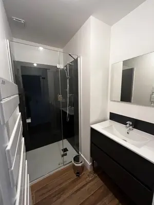 Salle de bains dans l'établissement Appartement Granville