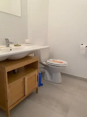 Salle de bains dans l'établissement Ville à la mer