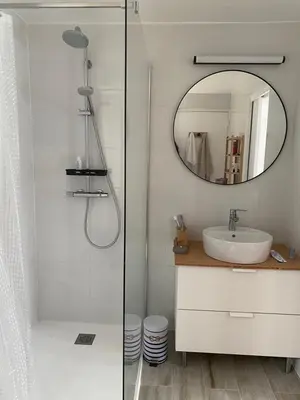 Salle de bains dans l'établissement Ville à la mer