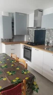 Cuisine ou kitchenette dans l'établissement Ville à la mer