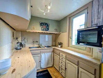 Cuisine ou kitchenette dans l'établissement Vivez dans un magnifique village Normand