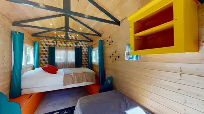 Un ou plusieurs lits dans un hébergement de l'établissement La Clef Decamp Cornillières Maisonnettes 35 pers jacuzzi, jeux