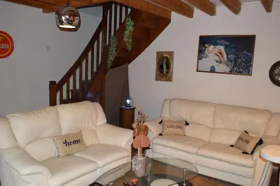 Coin salon dans l'établissement Hameau Des Gardes