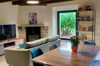 Télévision ou salle de divertissement dans l'établissement Maison au calme bord de mer