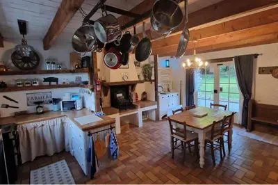 Cuisine ou kitchenette dans l'établissement 3 Bed Cottage Sleeps 6 - Enclosed Patio -Fireplace