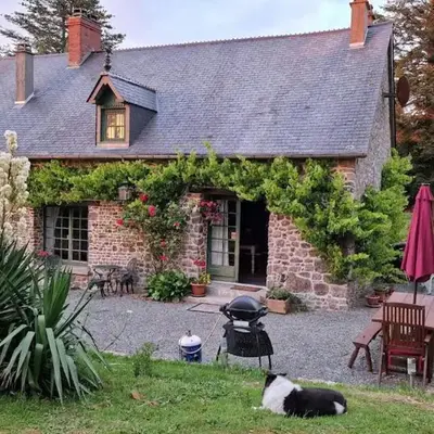 3 Bed Cottage Sleeps 6 - Enclosed Patio -Fireplace