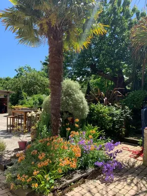 Jardin de l'établissement Longère bord de mer avec grand jardin fleuri
