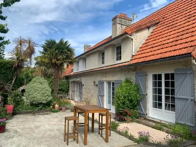 Jardin de l'établissement Longère bord de mer avec grand jardin fleuri