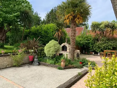 Jardin de l'établissement Longère bord de mer avec grand jardin fleuri