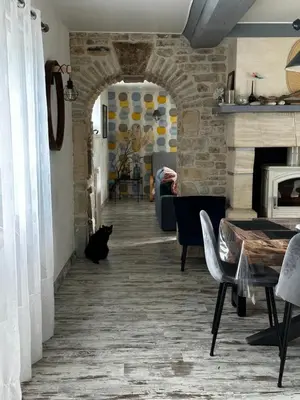 Coin salon dans l'établissement Longère bord de mer avec grand jardin fleuri
