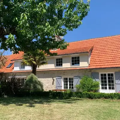 Longère bord de mer avec grand jardin fleuri
