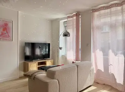 Télévision ou salle de divertissement dans l'établissement La parenthèse amoureuse