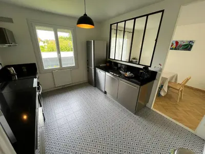 Cuisine ou kitchenette dans l'établissement Maison tout confort avec jardin - Plage à 12mn à pied & Centre à 5mn