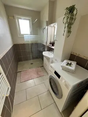 Salle de bains dans l'établissement Maison tout confort avec jardin - Plage à 12mn à pied & Centre à 5mn