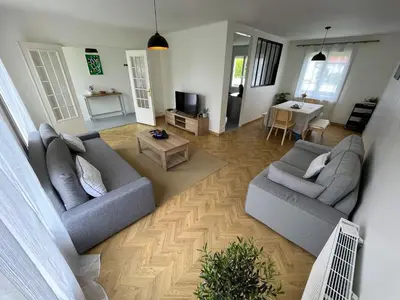 Coin salon dans l'établissement Maison tout confort avec jardin - Plage à 12mn à pied & Centre à 5mn