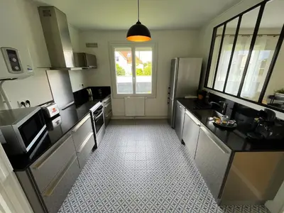 Cuisine ou kitchenette dans l'établissement Maison tout confort avec jardin - Plage à 12mn à pied & Centre à 5mn