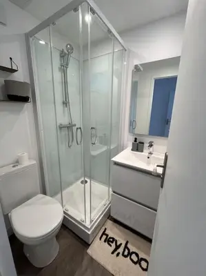 Salle de bains dans l'établissement Le Bellevue