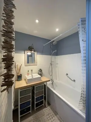 Salle de bains dans l'établissement Maison de campagne à la mer