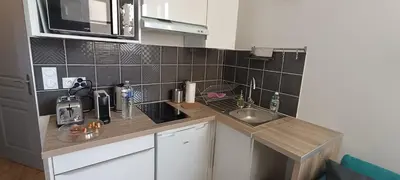 Cuisine ou kitchenette dans l'établissement Cassiopée-SILS - T1 28 M2