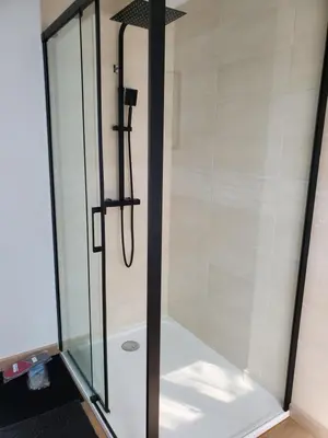 Salle de bains dans l'établissement A 5 min de la Pointe du Hoc