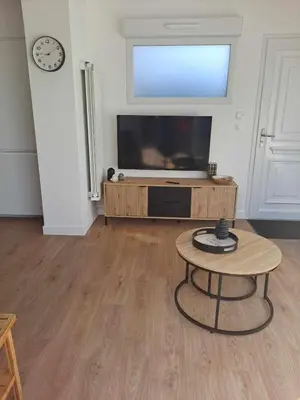 Télévision ou salle de divertissement dans l'établissement Appartement 2-3 personnes résidence les mimosas Port-Mer Cancale