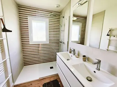 Salle de bains dans l'établissement Les Embruns Charmante maison A 50m de la plage