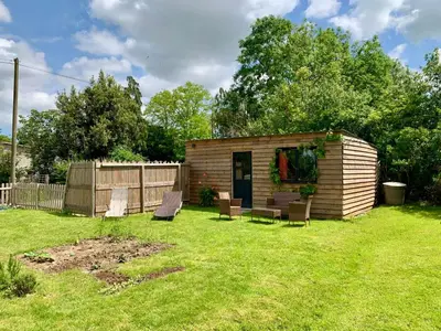 Jardin de l'établissement Chambre de Jeanne - Le Refuge des Parachutistes - en bordure du marais