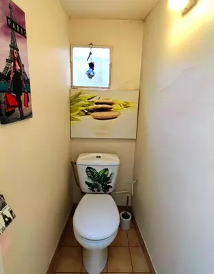 Salle de bains dans l'établissement Maison de vacances avec jardin et parking privés