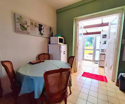 Cuisine ou kitchenette dans l'établissement Maison de vacances avec jardin et parking privés
