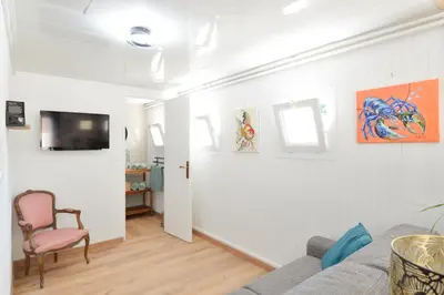 Télévision ou salle de divertissement dans l'établissement L'Escapade de Creully - Appt 2p avec grande terrasse